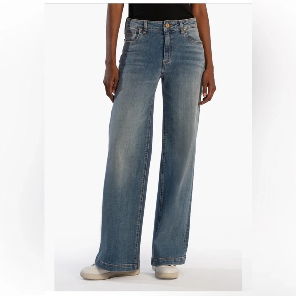 DENIM + TOPS | PARTY TRAIN SHOW! - Picture 4 of 4